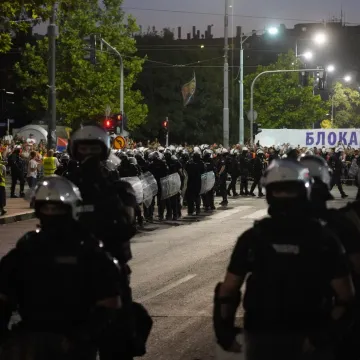 Beograd pod topovskim udarom, posvjednici viču: 'Vučiću p**deru!'