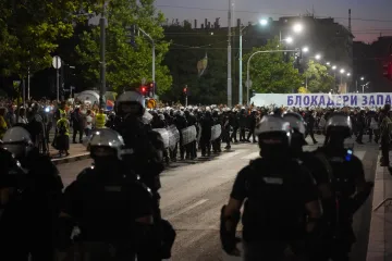 Beograd pod topovskim udarom, posvjednici viču: 'Vučiću p**deru!'