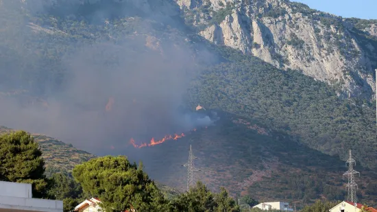 Na terenu 112 vatrogasaca i 35 vozila, vatra još nije pod kontrolom: Policija otkrila što je zapalilo Kozjak