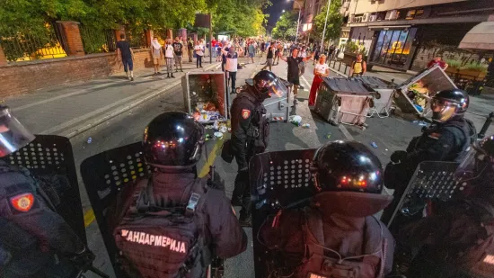 Žandarmerija u Beogradu na zub uzela novinare: Uhvatio trenutak policijskog terora, udarili ga nogom!