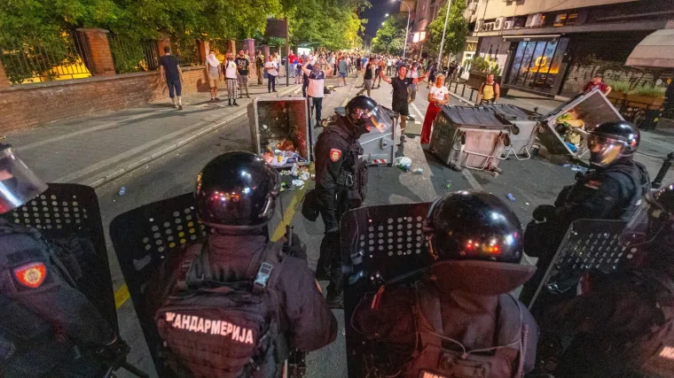 Žandarmerija u Beogradu na zub uzela novinare: Uhvatio trenutak policijskog terora, udarili ga nogom!