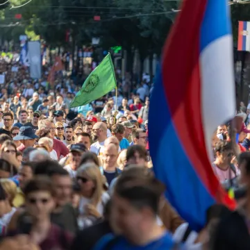 Prosvjednici blokiraju Beograd! Navlače kontejnere i rade barikade, ima uhićenih