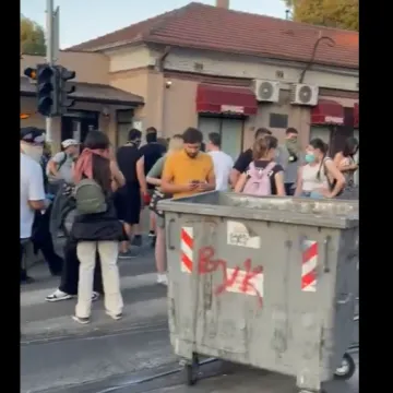 Prosvjednici blokiraju Beograd! Navlače kontejnere i rade barikade, ima uhićenih