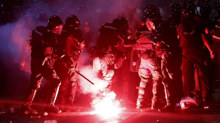 Od mirnog prosvjeda do pendreka i suzavca, evo kako je izgledala krvava noć u Beogradu