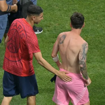 Tužan izraz lica Lea Messija po izlasku sa stadiona: Jedna djevojka ipak je ukrala show