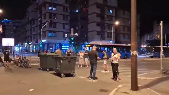 Srbija vrije! Blokirana glavna raskrižja u Novom Sadu, razbijen izlog Vučićeve stranke