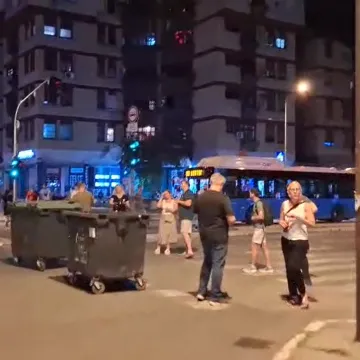 Srbija vrije! Blokirana glavna raskrižja u Novom Sadu, razbijen izlog Vučićeve stranke