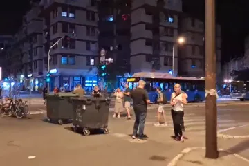 Srbija vrije! Blokirana glavna raskrižja u Novom Sadu, razbijen izlog Vučićeve stranke