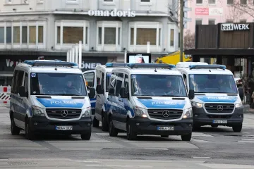 Masovna tučnjava dviju obitelji: Moralo intervenirati 100 policajaca i jedan helikopter