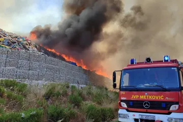Veliki požar na deponiju u Metkoviću, šire se dramatične snimke: Čeka se dolazak kanadera