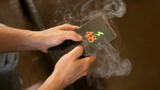 Pregrijao vam se mobitel? Mnogi nesvjesno pogoršaju situaciju, a evo što učiniti