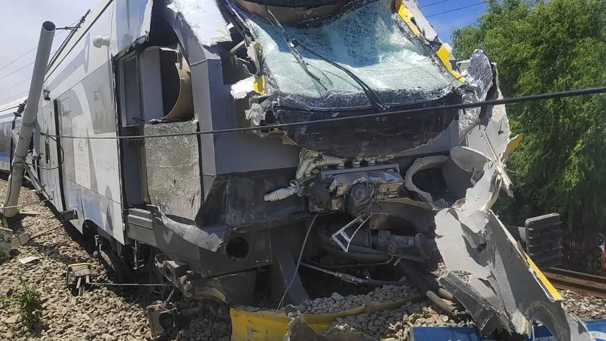 Vlak kod Slavonskog Broda udario u kamion: Umrla jedna osoba, fotografije su jezive
