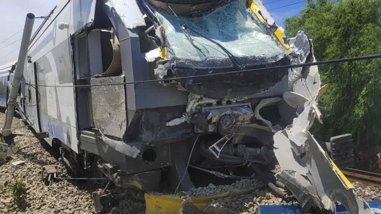 Vlak kod Slavonskog Broda udario u kamion: Prednji dio je smrskan, fotografije su jezive
