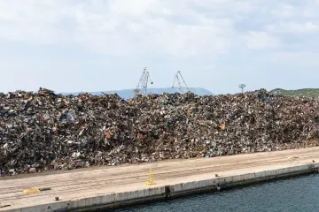 Ne znate kamo sa starim željezom? Odvezite ga do Ploča, tamo se ionako sve gomila!