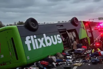 Autobus sletio s autoceste i prevrnuo se: Ozlijeđeno 20 ljudi, putnik satima bio zaglavljen