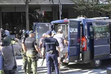 Blokade diljem Srbije: Vučić moli građane da se urazume, u Smederevu taksi naletio na pješake