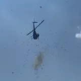Helikopter bacio hrpu keša na ulicu, kruže nadrealne snimke: Ljudi ostali u čudu