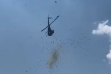 Helikopter bacio hrpu keša na ulicu, kruže nadrealne snimke: Ljudi ostali u čudu