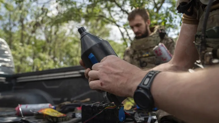 Strašne optužbe: 'Rusi bacaju agense za gušenje iz dronova na rovove'