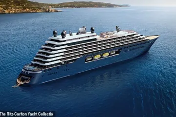 Ova mega-jahta ima svoju marinu s plažom! Koliko je najam? Od cifre će vas zaboliti glava