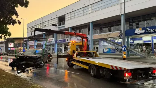 Uznemirujući prizori iz centra Karlovca: Automobil smrskan nakon udara u stablo