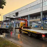 Uznemirujući prizori iz centra Karlovca: Automobil smrskan nakon udara u stablo