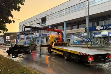 Uznemirujući prizori iz centra Karlovca: Automobil smrskan nakon udara u stablo