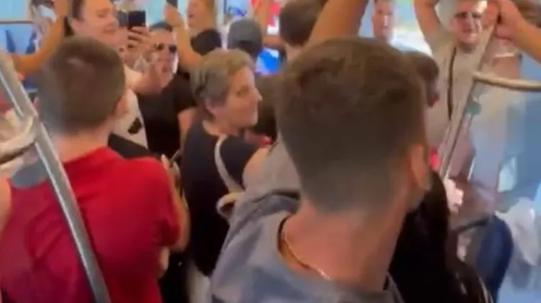 Thompsonovi hitovi odjekuju vlakom iz Osijeka: Pogledajte kakvu ludnicu su napravili Slavonci