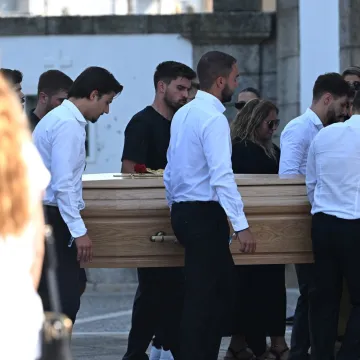 Ovako se svijet oprostio od braće Jota: Van Dijk i Robertson nosili posebne vijence, oduševili i navijači Redsa