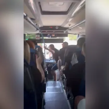 Thompsonovi fanovi iz Siska krenuli za Zagreb: Pogledajte atmosferu iz autobusa