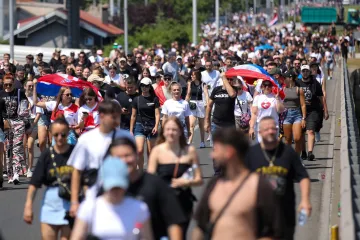 Privedeno pet osoba, netko ilegalno htio snimati iz zraka! Fanovi počeli ulaziti na Hipodrom
