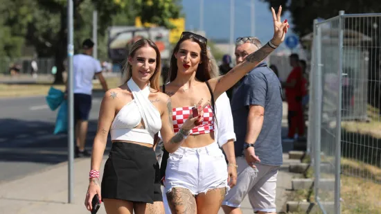 Je li djevojka u kratkim hlačicama i kockastom topiću jedna od najzgodnijih Thompsonovih obožavateljica?