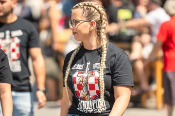 Ekipa krenula na Hipodrom: I plavuša s boksačkim pletenicama uputila se na Thompsonov koncert