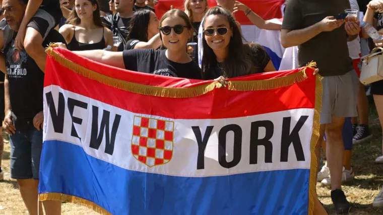 Pogledajte atmosferu u fan zoni uoči koncerta, zgodne djevojke stigle čak iz New Yorka