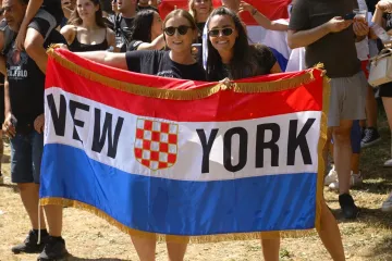 Pogledajte atmosferu u fan zoni uoči koncerta, zgodne djevojke stigle čak iz New Yorka