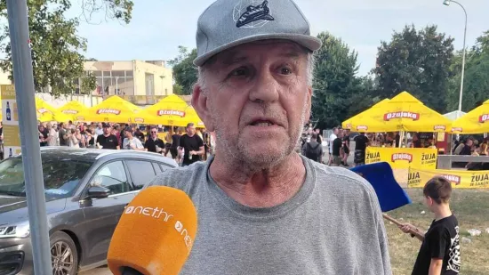 Dok masa pjeva, Mustafa je tu zbog sasvim drugog razloga: 'Na podu leži novac koji mi treba'
