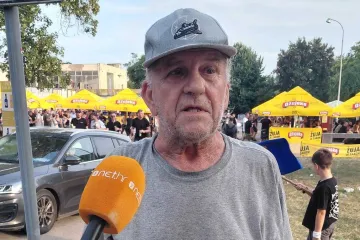 Dok masa pjeva, Mustafa je tu zbog sasvim drugog razloga: 'Na podu leži novac koji mi treba'