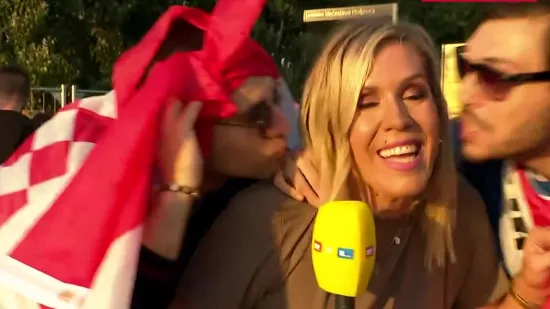 Naša Maja odlično se snašla usred javljanja uživo! Thompsonovi fanovi pokušali je poljubiti, njezina reakcija je sve