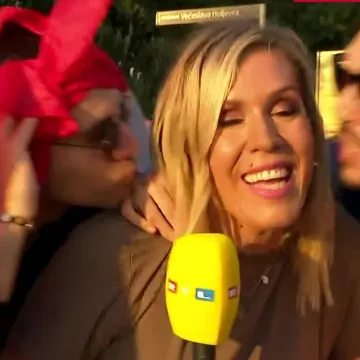 Naša Maja odlično se snašla usred javljanja uživo! Pogledajte kako su je Thompsonovi fanovi pokušali poljubiti