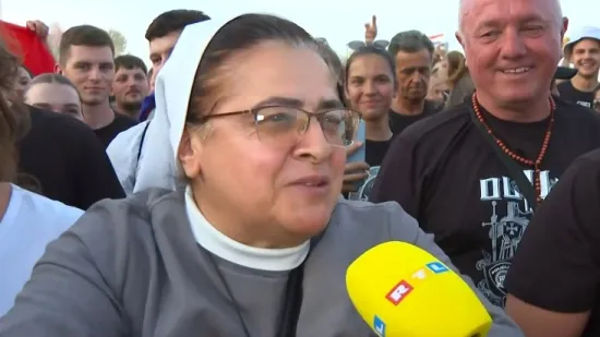 Časna sestra Cecilija u prvom redu na Thompsonovom koncertu: 'Neka vide da nas ima"