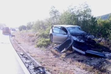Stravični prizori: Auto završio u provaliji, četiri osobe hitno prevezene u bolnicu