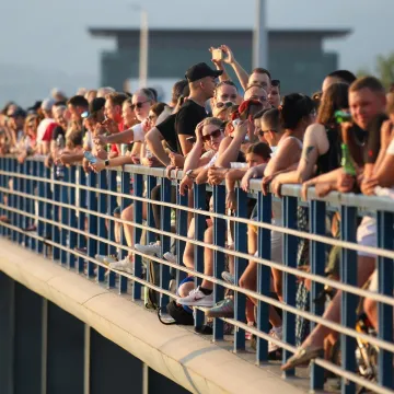 Spektakl i iz daljine: Građani preplavili Savski nasip i Most slobode