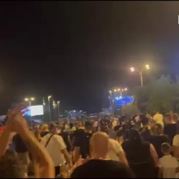 Rijeke ljudi odlaze s koncerta Thompsona i u deliriju pjevaju stihove
