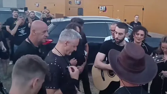 Pojavila se snimka Thompsona i benda tik uoči izlaska pred pola milijuna ljudi: Svi su napravili isto
