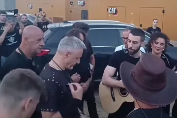 Pojavila se snimka Thompsona i benda tik uoči izlaska pred pola milijuna ljudi: Svi su napravili isto