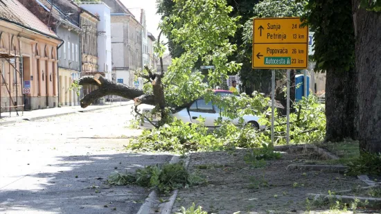 Nevrijeme poharalo okolicu Siska: Bez struje cijela naselja, porušena stabla i stupovi