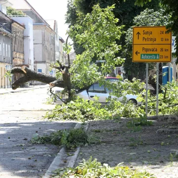 Nevrijeme poharalo okolicu Siska: Bez struje cijela naselja, porušena stabla i stupovi