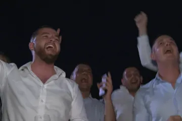 Sve je stalo zbog Thompsona! Čak i svatovi napustili salu i otrčali na Hipodrom: 'I mladenci će doći'