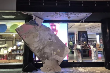 Novi incident: Urušio se dio nadstrešnice, ogromna betonska ploča prijeteći visi u centru grada