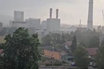 Zagreb pogodilo snažno nevrijeme, u Rijeci vjetar rušio stabla, a u Italiji poginula osoba